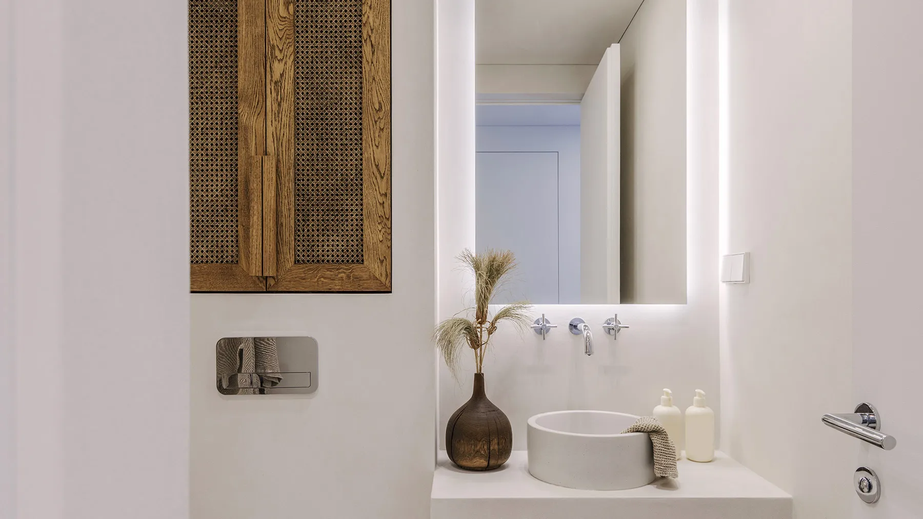 Стены санузла, покрытые штукатуркой