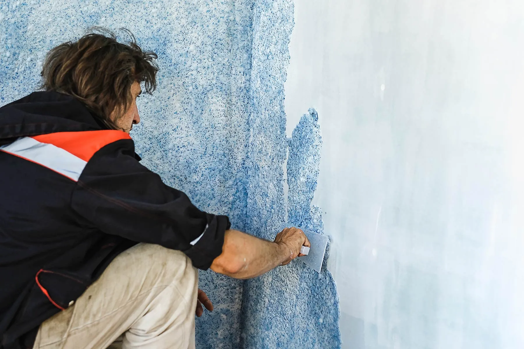 Нанесение жидких обоев