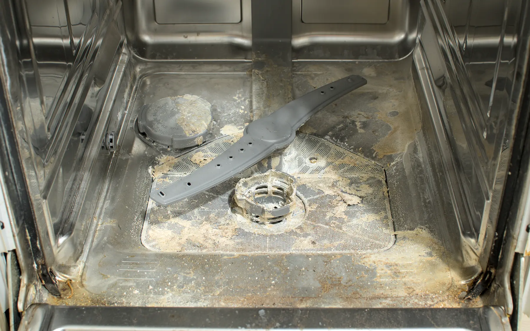 Загрязненная рабочая камера посудомоечной машины