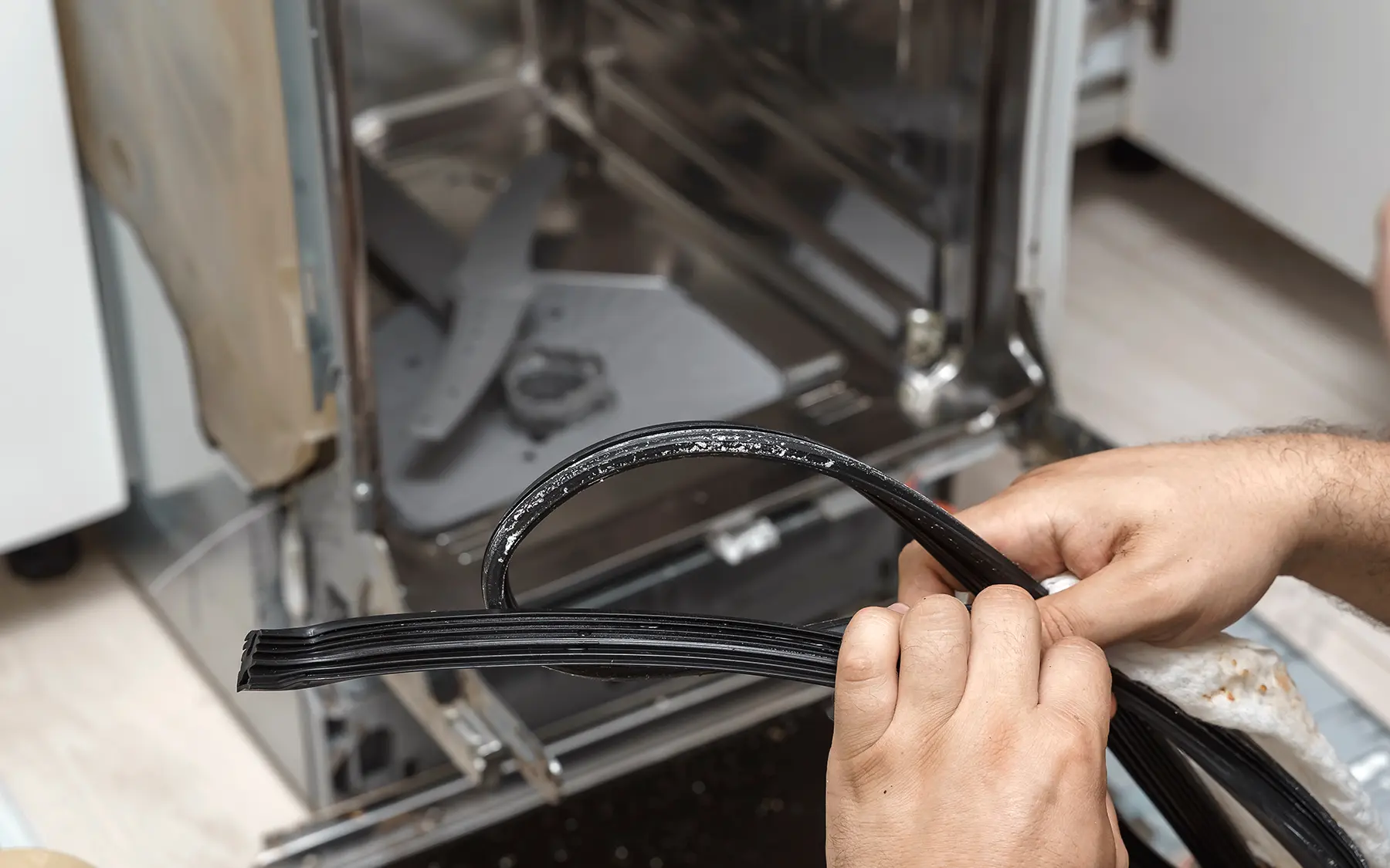 Грязные уплотнители посудомоечной машины
