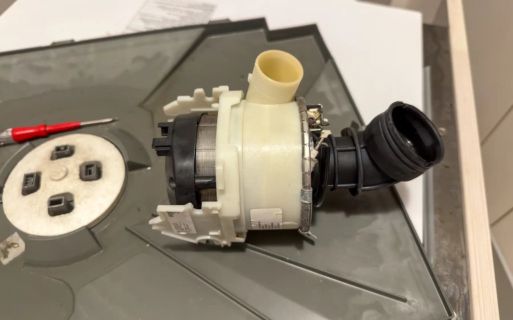 Сливной насос посудомоечной машины