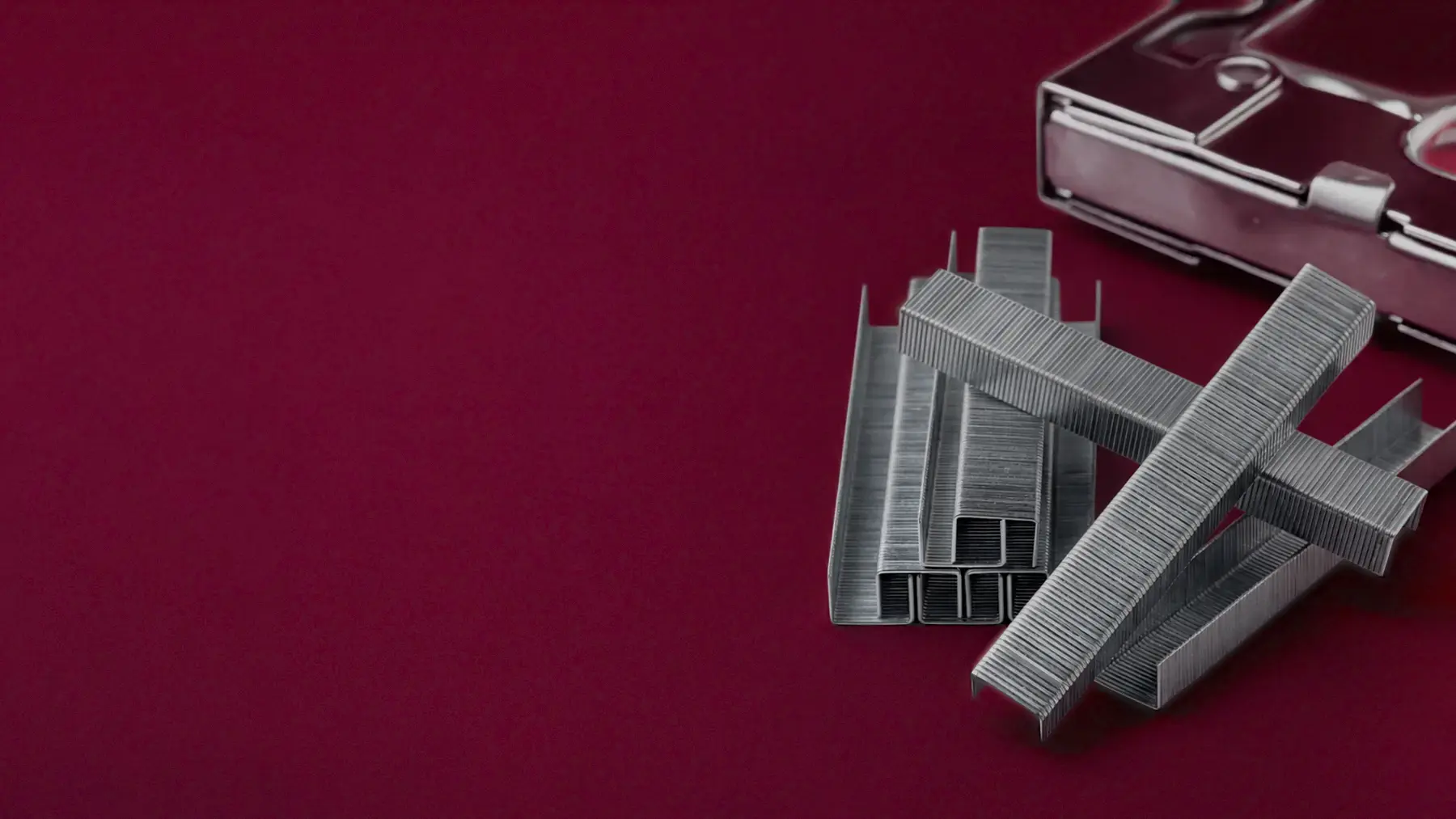 Как вставить скобы в строительный степлер