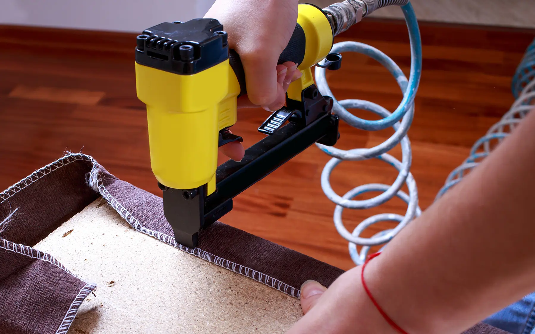 Пневматический строительный степлер