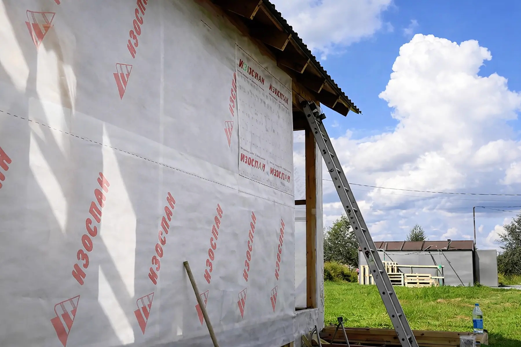 Монтаж пароизоляции на фасад брусового дома