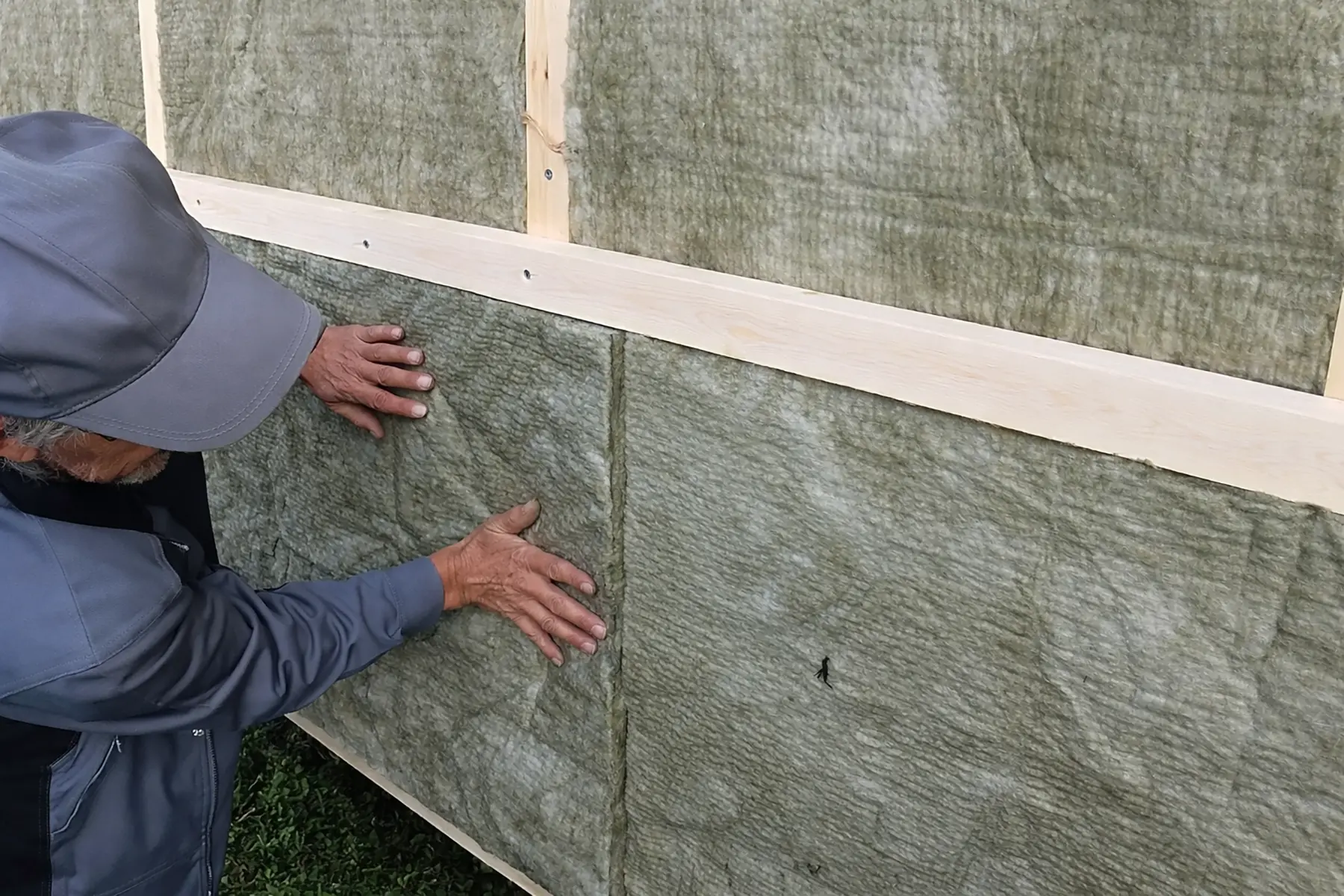 Укладка минеральной ваты