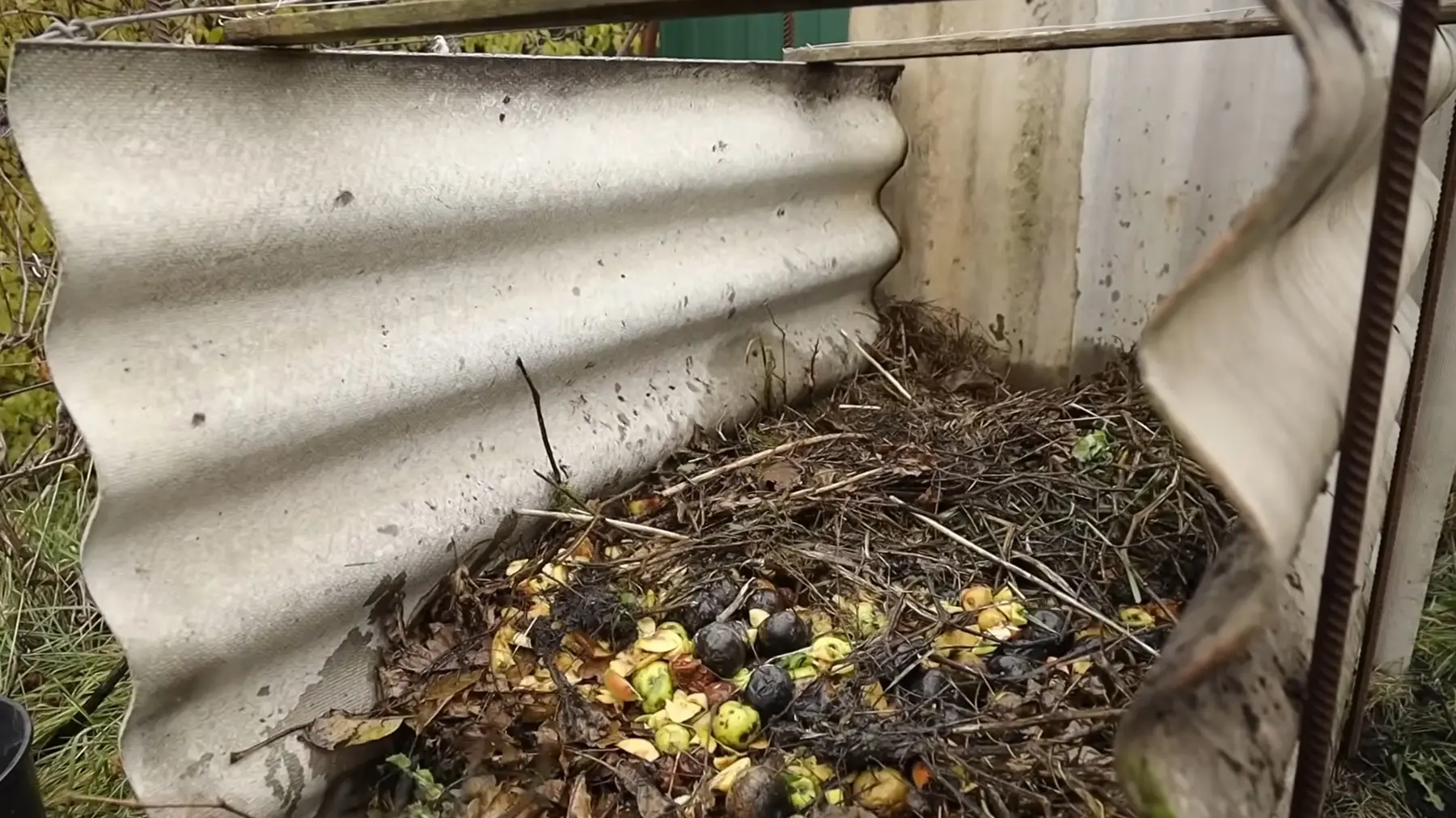 Ограждение из шифера для компостной кучи