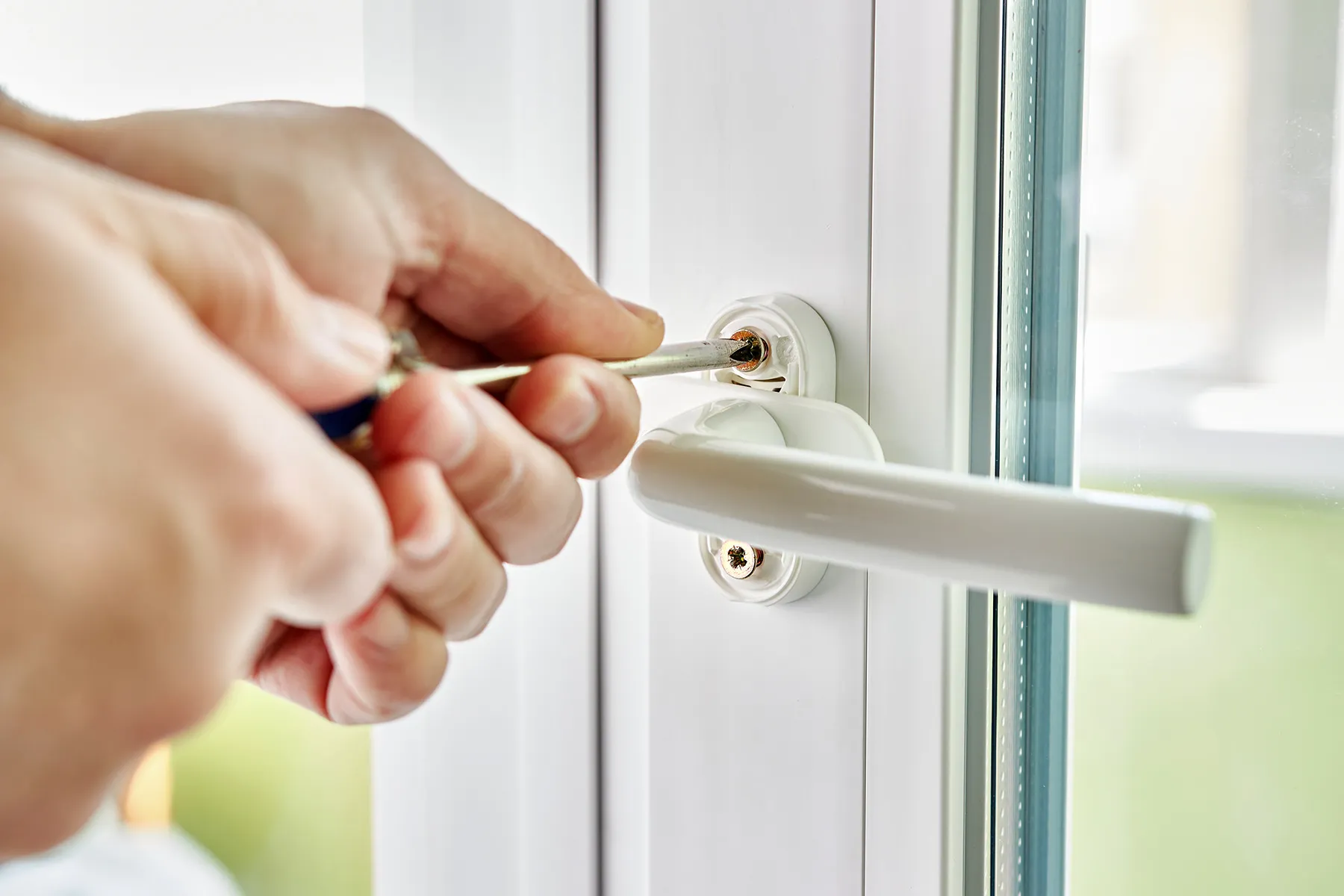 Затягивание крепежных винтов на оконной ручке