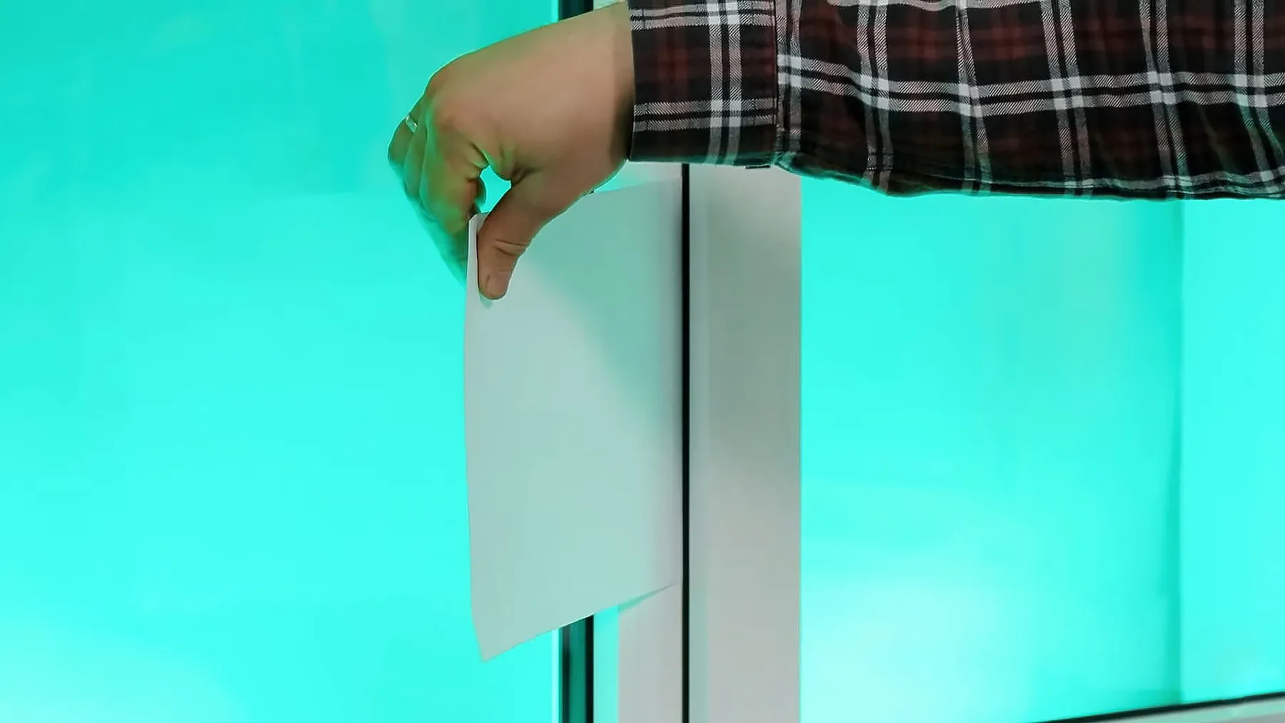 Обнаружение мест продувания с помощью листа бумаги