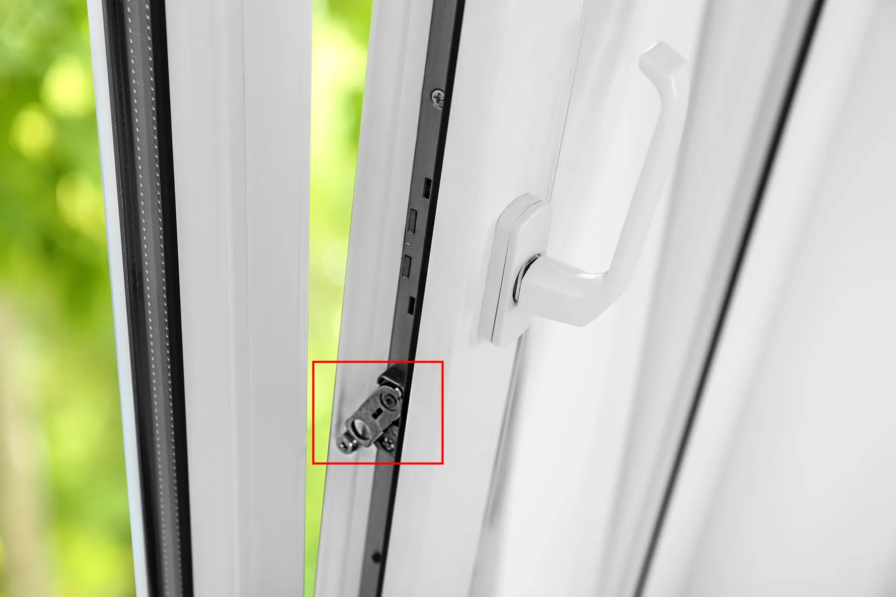 Блокиратор в торцевой части створки