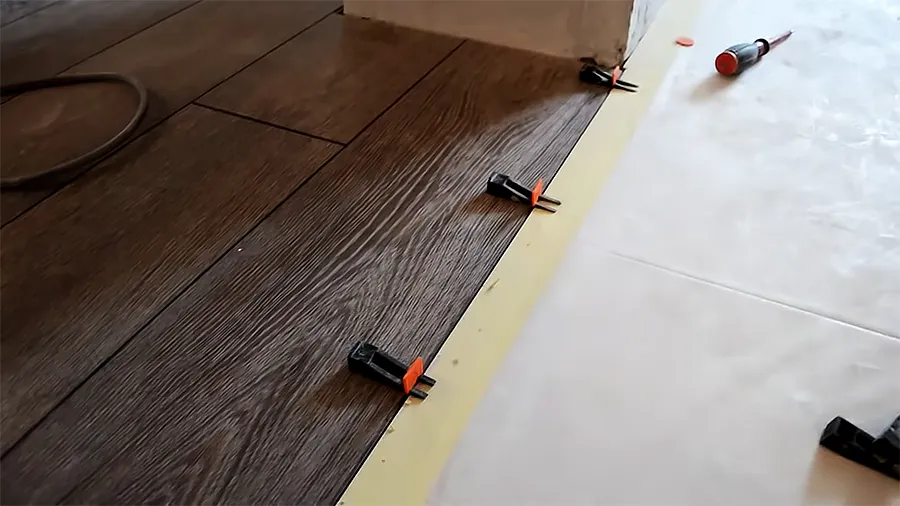 СВП между плиткой и ламинатом