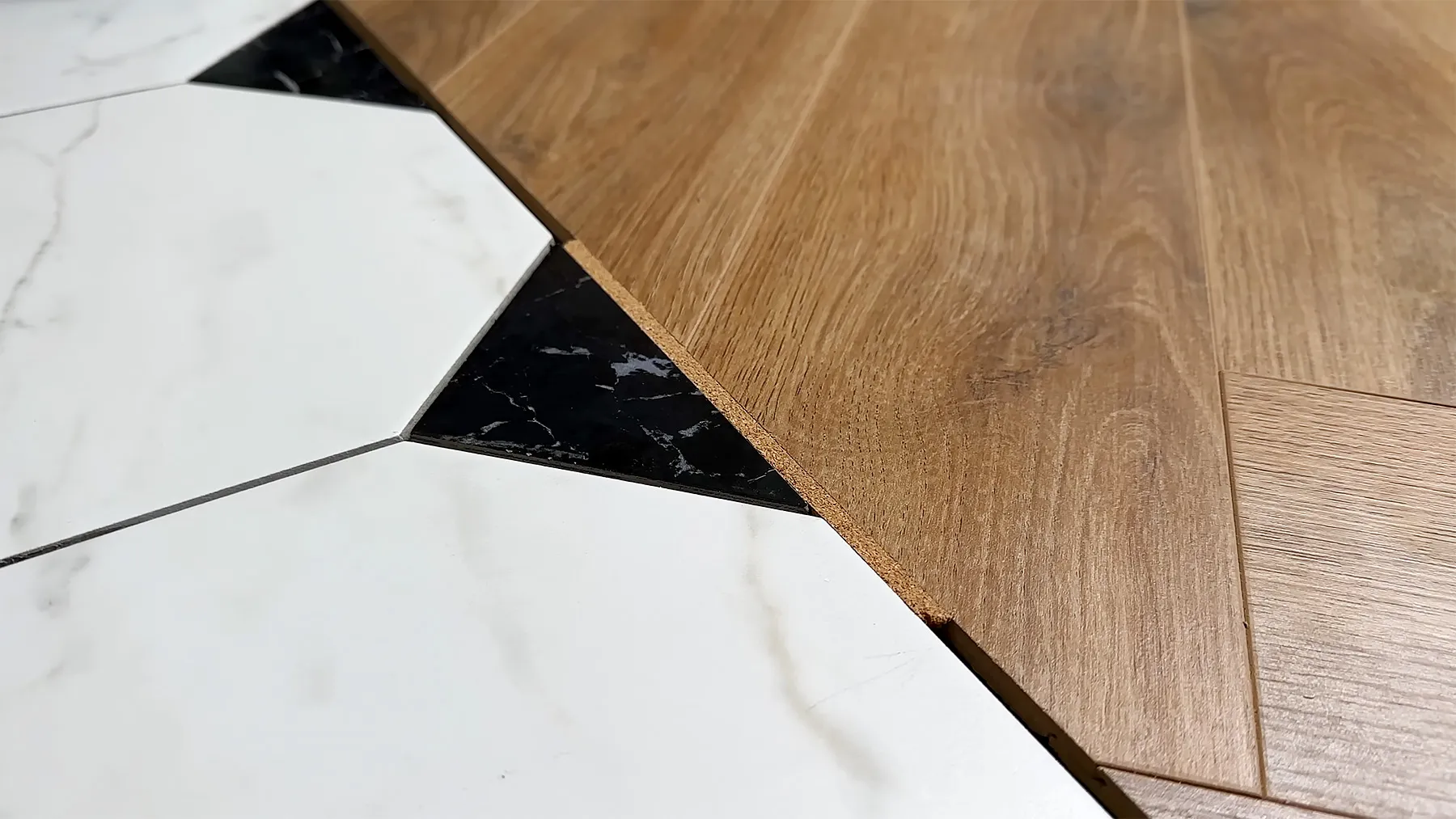 Пробковый компенсатор между плиткой и ламинатом