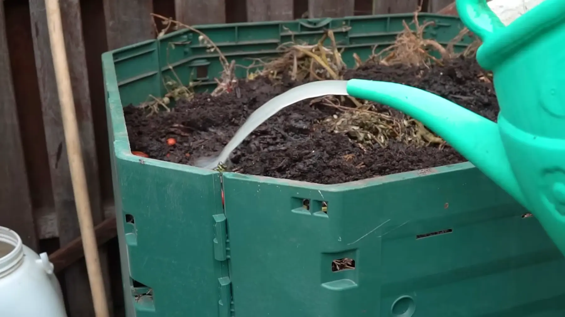 «Зажигание» компостной кучи раствором аммиачной селитры