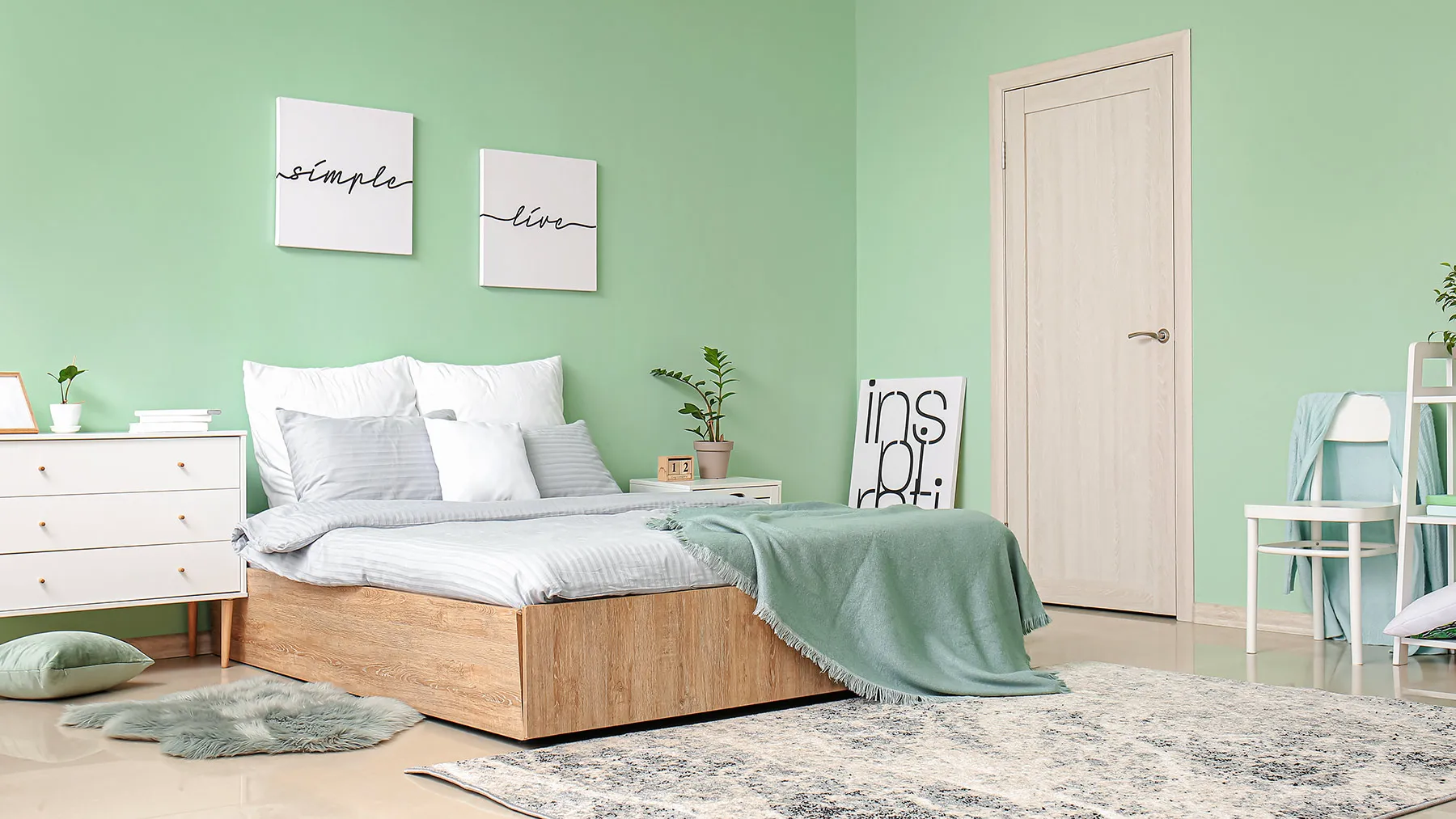 Сочетание фисташкового и мятного цветов в интерьере спальни