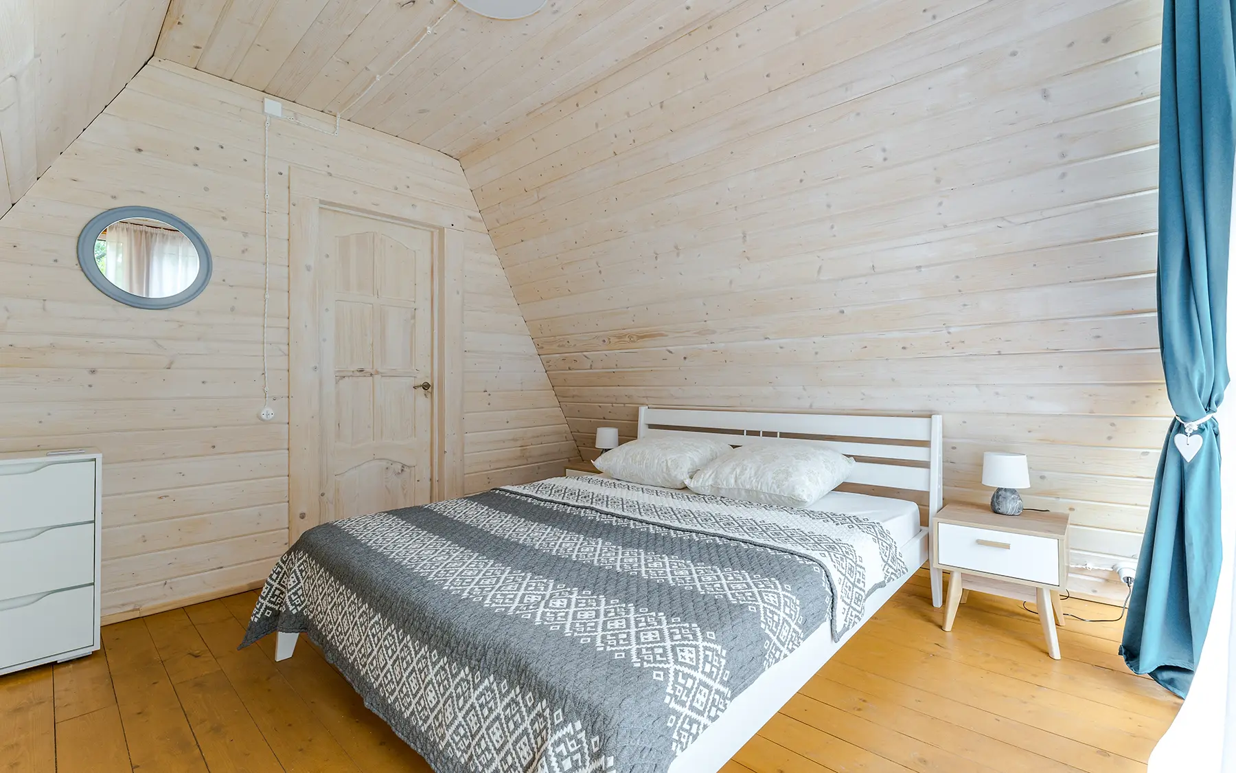 Помещение, обшитое классической деревянной вагонкой