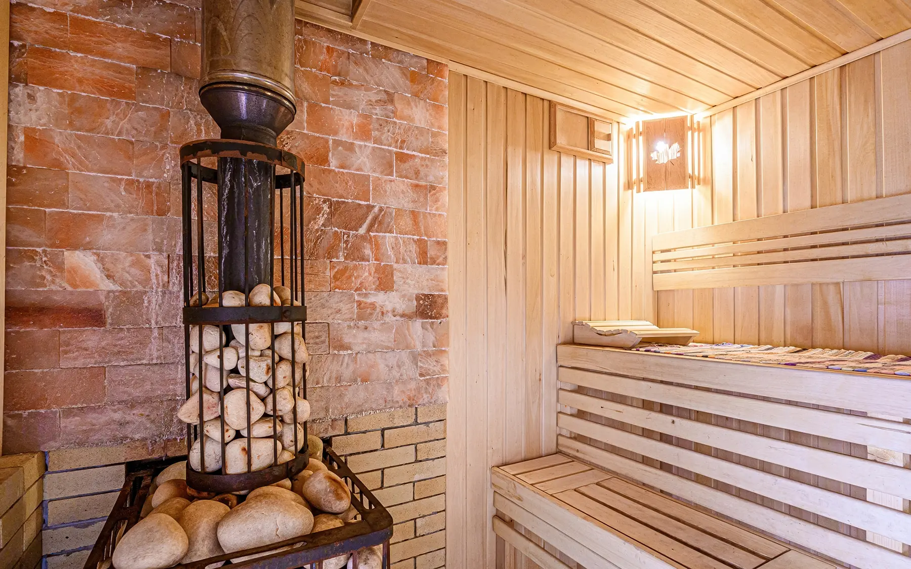 Отделка стен и потолка в бане евровагонкой