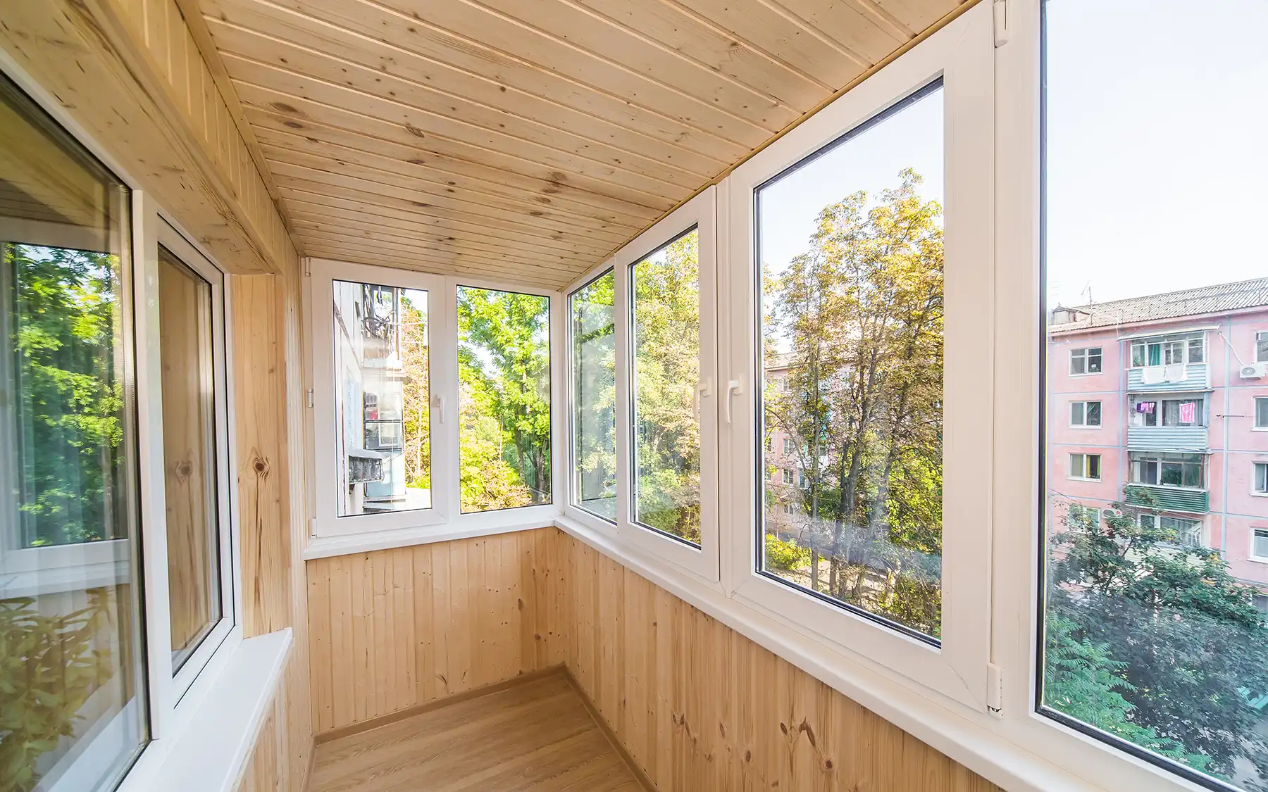 Обшивка балкона короткой вагонкой