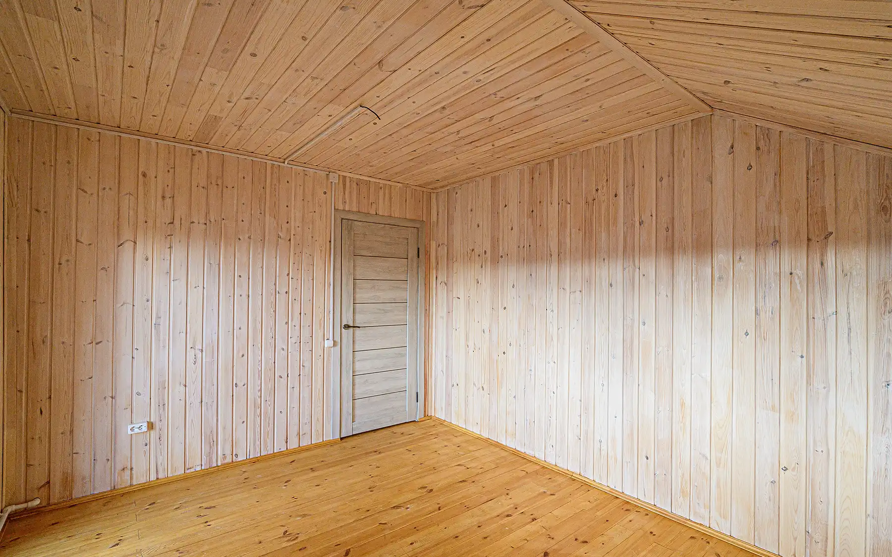 Обшивка комнаты трехметровой вагонкой