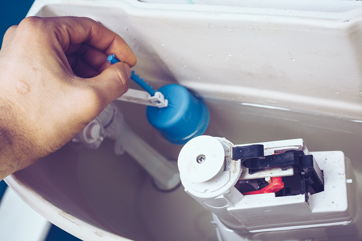 Как решить проблему слива в санитарном бачке: ремонт, замена клапана, течь в унитазе, утекает через кнопку