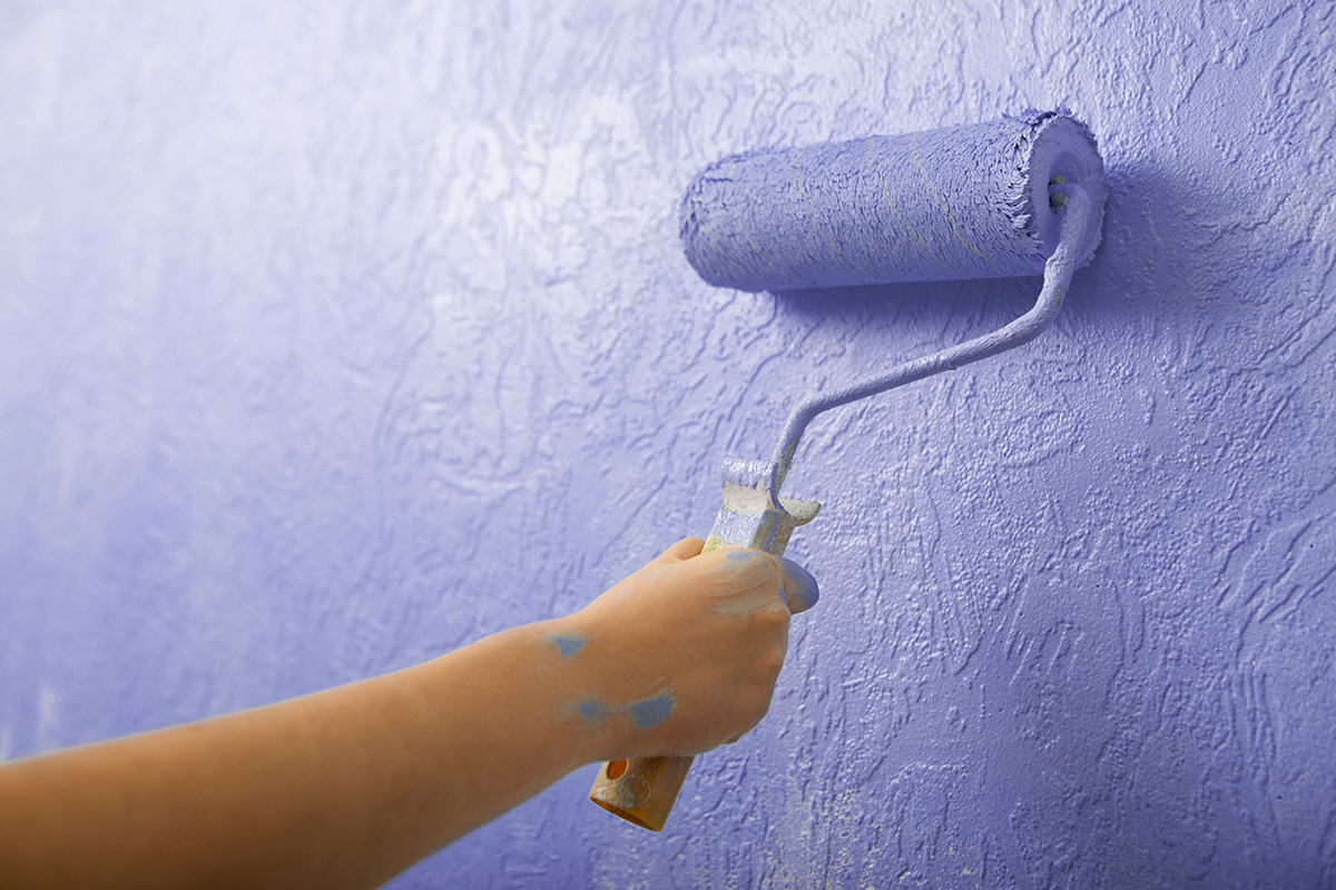 Как самостоятельно покрасить обои на стене под покраску | Покраска стен  своими руками - «Петрович.Знает»